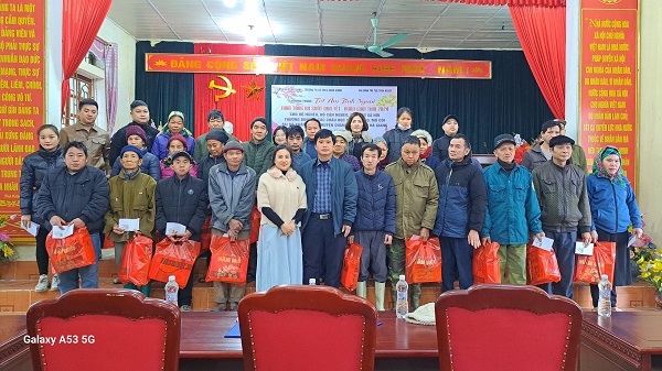 Hội Gia trí tuệ tình người Hà Nội tặng quà tết tại xã Xuân Giang