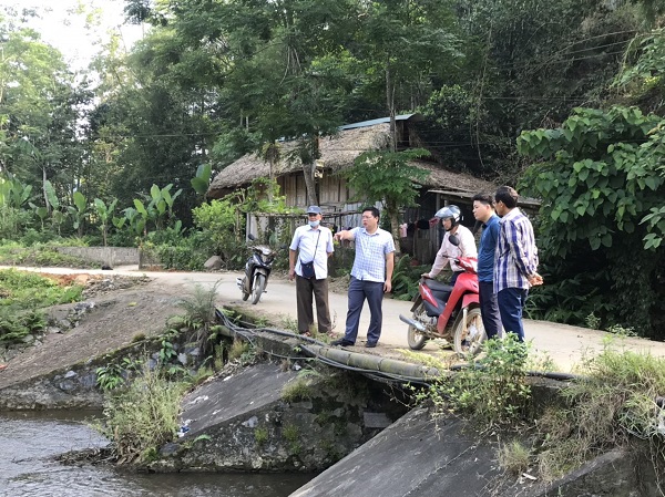 Khảo sát làm đường bê tông thôn Quyên xã Xuân Giang